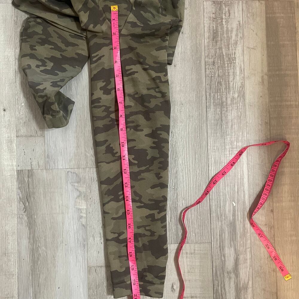SPANX Look at Me Now Cropped Seamless Leggings Camo size Large - Picture 9 of 9